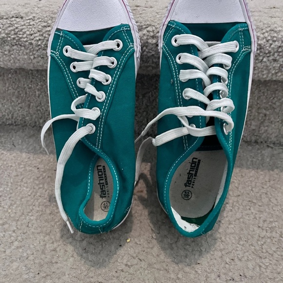 Stylish Dark Green Canvas Sneakers – Size 9 (US) / 43 (EU) - Picture 13 of 14